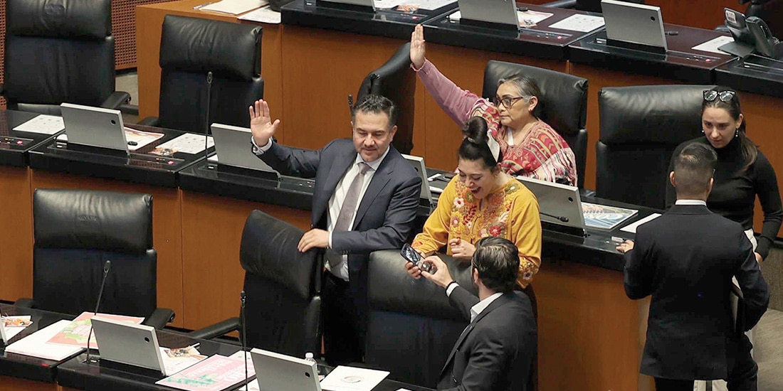 Votación durante la sesión en el pleno de la Cámara alta, ayer