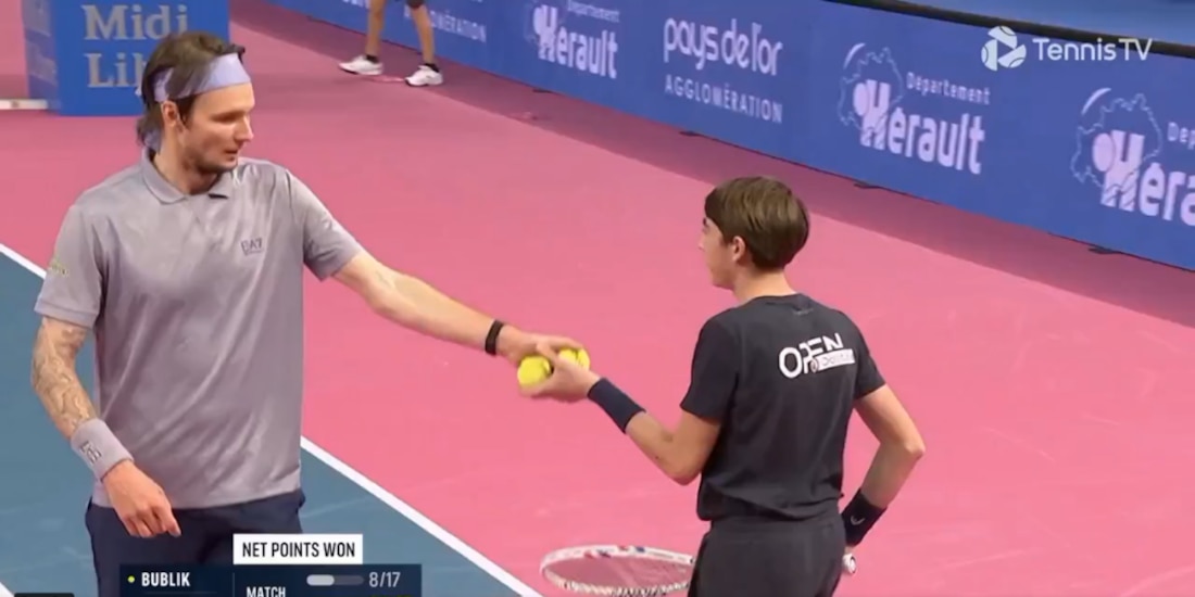Aleksandr Búblik le cumple el sueño a un recogepelotas.