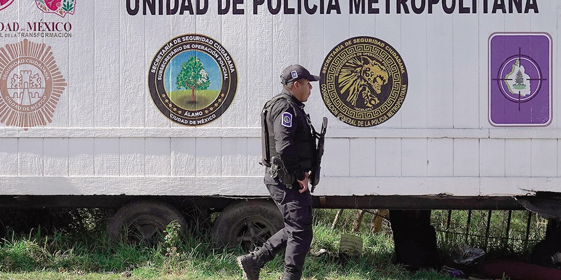 Un elemento de seguridad camina sobre la carretera Picacho-Ajusco, alcaldía Tlalpan, el 14 de enero.