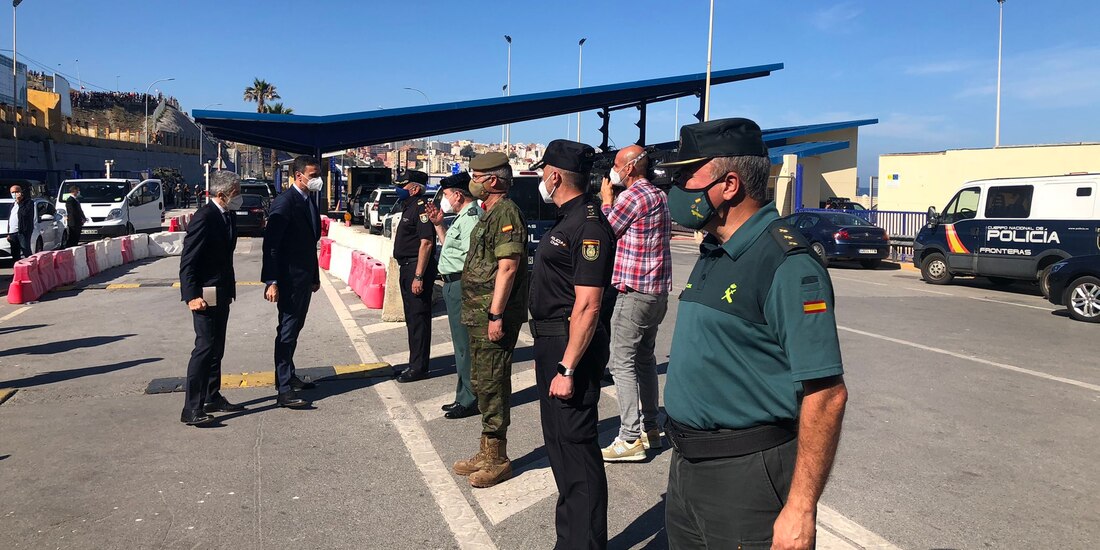 El presidente de España, con el ministro del gobierno y agentes las FCSE, hoy.