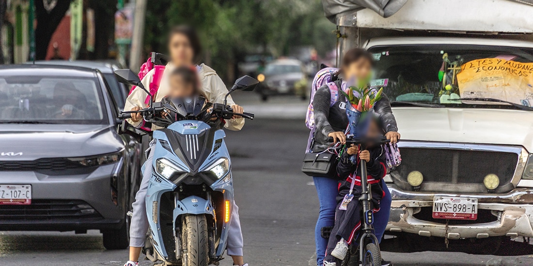 MADRES, ayer, en el traslado de sus hijos a escuelas.
