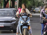 MADRES, ayer, en el traslado de sus hijos a escuelas.