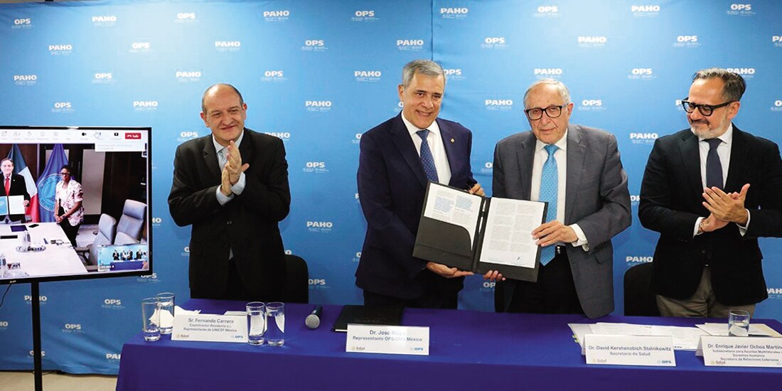 El titular de la Ssa (2.o de der. a izq.) y funcionarios de la OPS, ayer.