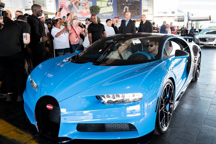 Canelo en su Bugatti Chiron llamado "Pitufo" en la previa de su pelea ante Jaime Munguía