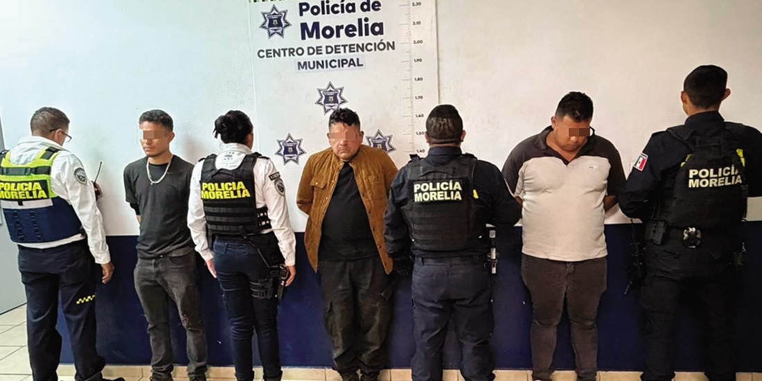 Elementos de la Policía de Morelia custodian a El Betillo (c), Fernando Javier C. y José Ernesto R, presuntos miembros del CJNG.
