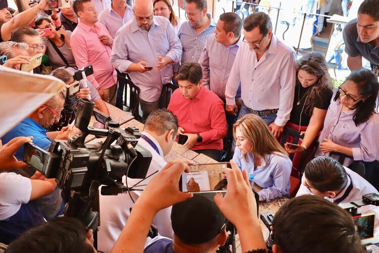 Personal de la Fiscalía local al irrumpir la conferencia de Lucía Meza, ayer.