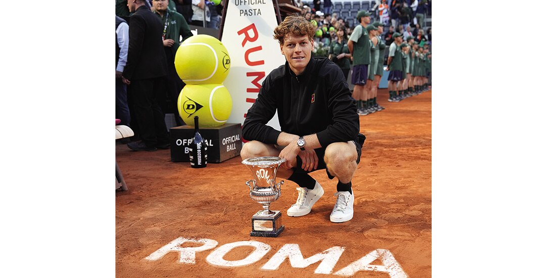 El italiano posa con su trofeo, ayer.