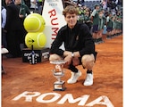 El italiano posa con su trofeo, ayer.