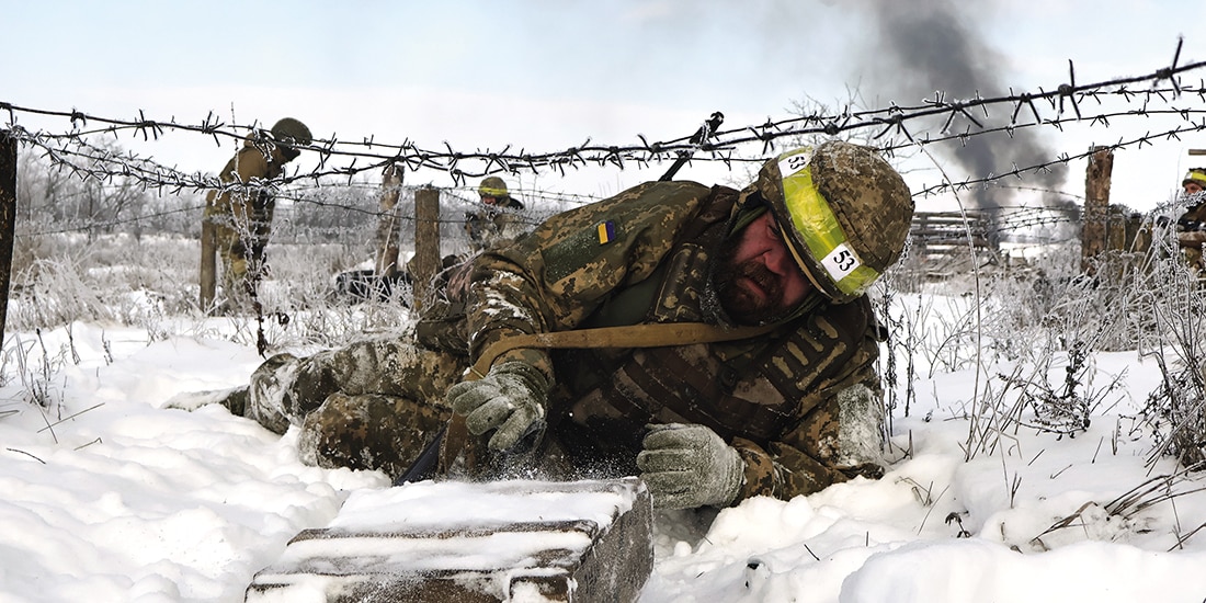 Un recluta ucraniano participa en un entrenamiento en Zaporiyia, el pasado 1 de enero