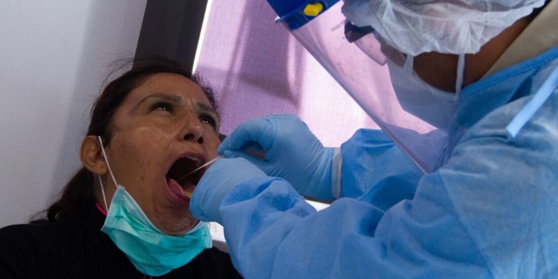 Aplican pruebas de detección de COVID-19 en la Central de Abastos, Ciudad de México, el 8 de mayo de 2020.