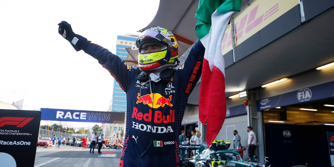 Checo Pérez celebra su victoria en el GP de Azerbaiyán de F1 el pasado 6 de junio.