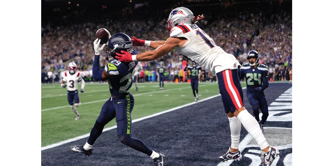 JOSH JOBE intercepta el balón en la última jugada del partido, ayer.