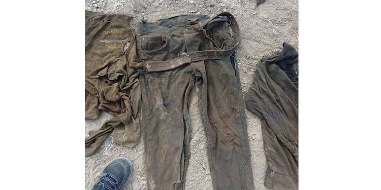 PANTALÓN de mezclilla azul con cinto.