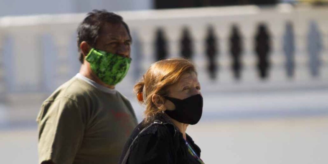 Habitantes de Nuevo León refuerzan medidas sanitarias con el uso de cubrebocas.