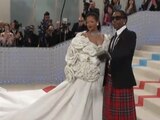 Rihanna en la alfombra roja de la MET Gala 2023