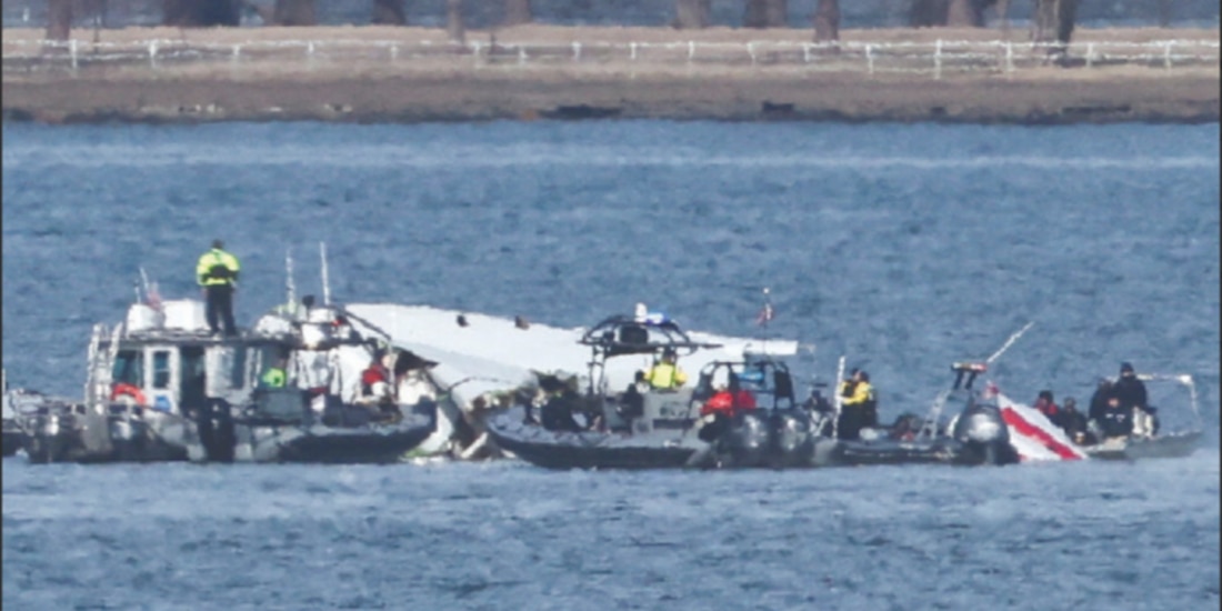 Cuerpos de rescate, ayer en el río Potomac.