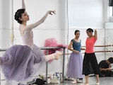 Bailarinas, ayer, durante un ensayo de El Cascanueces