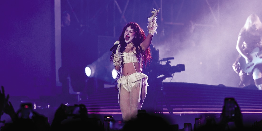 Chappell Roan destacó por sus atuendos de alta costura que la han caracterizado.