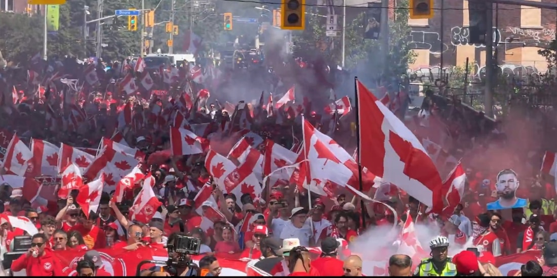 Aficionados de Canadá desfilan por Toronto previo al debut de su selección en la Copa del Mundo 2026