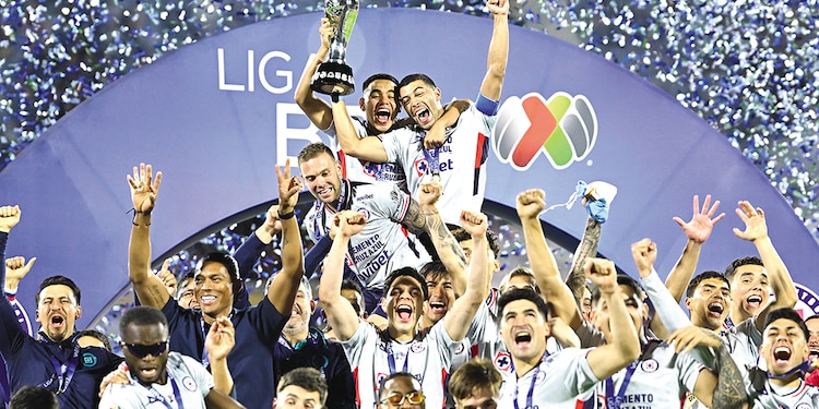 FUTBOLISTAS celestes celebran el título, ayer