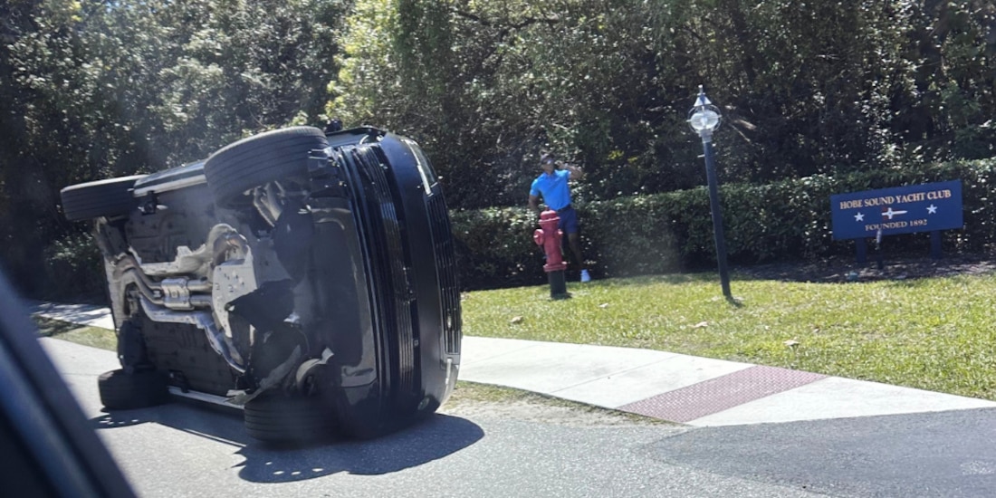 Tiger Woods volcó su camioneta en Florida.