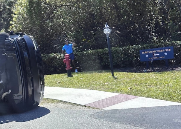 Tiger Woods volcó su camioneta en Florida.