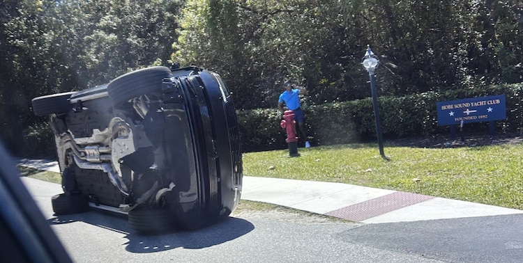 Tiger Woods volcó su camioneta en Florida.
