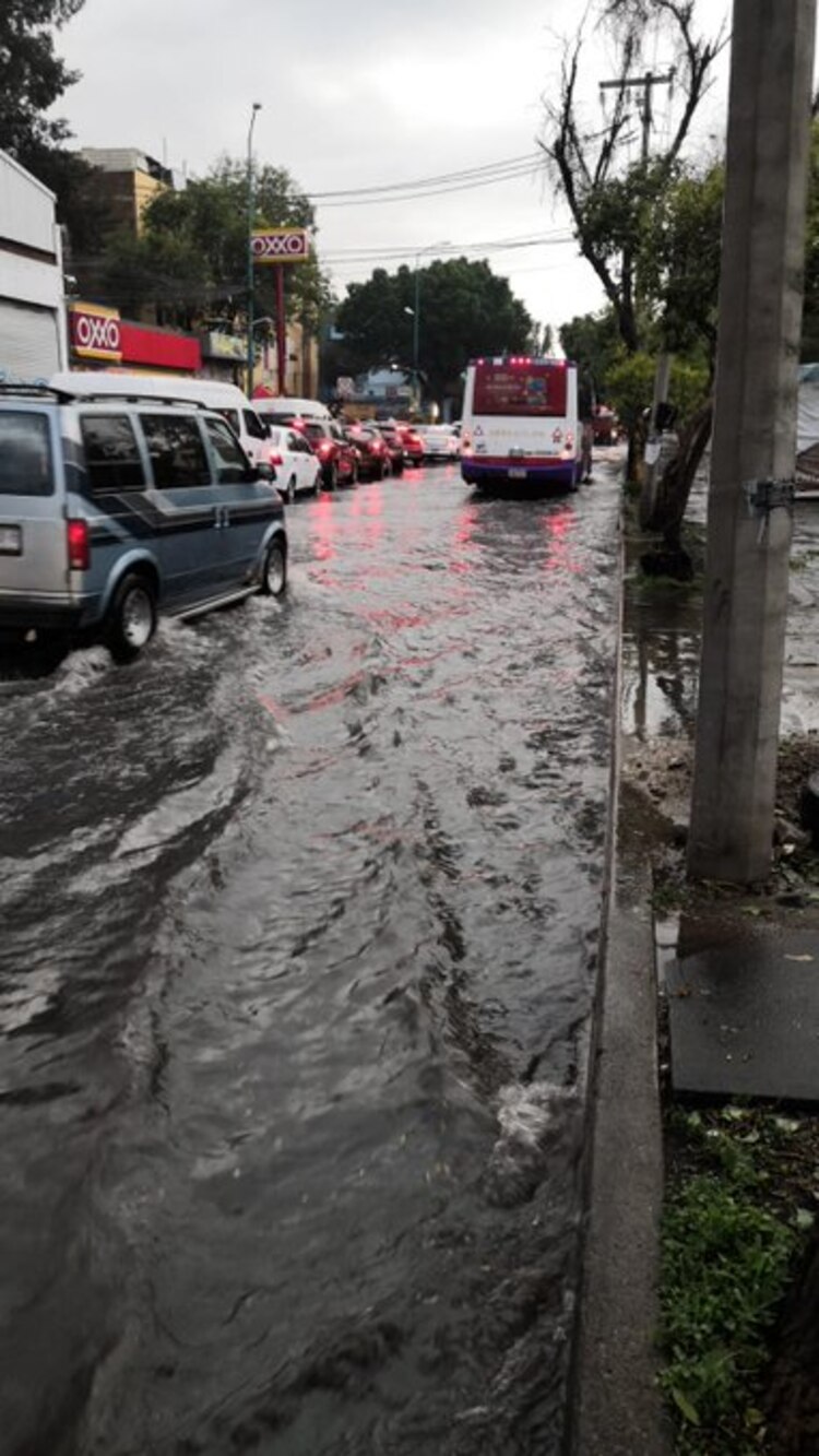 Afectación a la vialidad por encharcamiento en Tezozómoc, colonia San Miguel Amantla, en AzcapotzalcoMx . Se tuvo