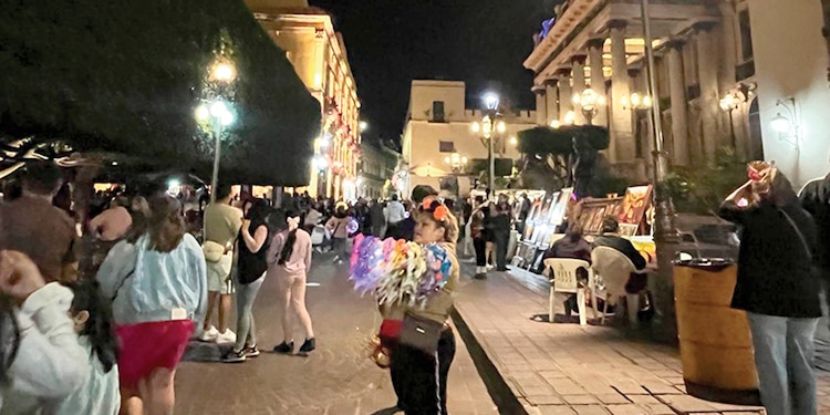 Por la noche, así la afluencia de gente en Guanajuato capital.