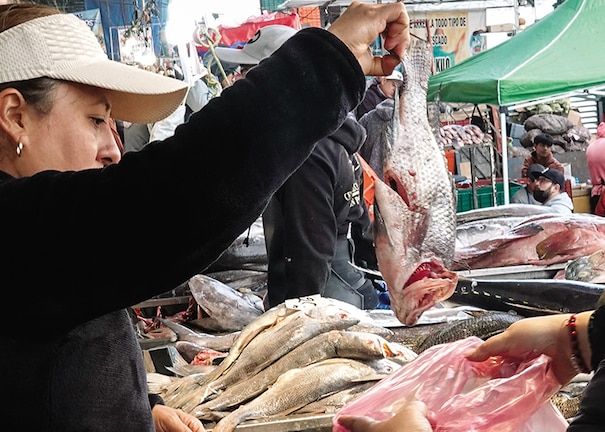 Uno de los puestos de pescado en la Nueva Viga, ayer