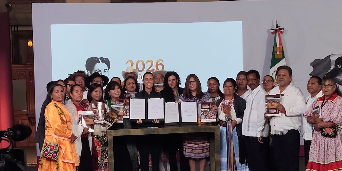 Un grupo de representantes de comunidades indígenas junto a la Presidenta CSP.