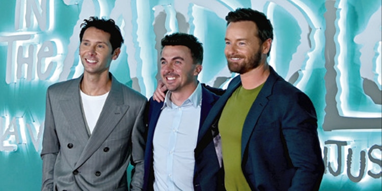 Los actores posaron para los medios.