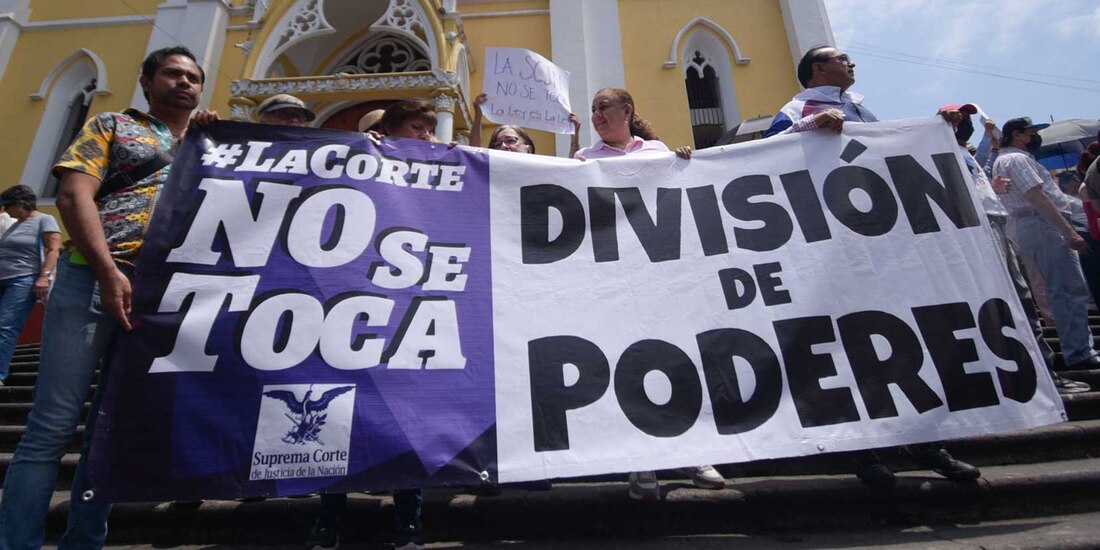 Ciudadanos de Xalapa se sumaron a las movilizaciones en defensa de la SCJN y de su ministra presidenta Norma Piña ante los que ellos califican como ataque por parte del jefe del Ejecutivo