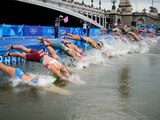 Deportistas se lanzan a las aguas del río Sena al inicio de la prueba femenina de triatlón de los Juegos Olímpicos París 2024