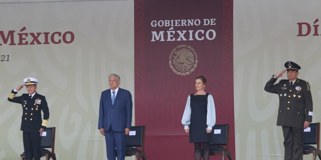 José Rafael Ojeda Durán, secretario de Marina; Beatriz Gutiérrez Müller, esposa del titular del Ejecutivo; Andrés Manuel López Obrador, Presidente de México; y Luis Cresencio Sandoval, secretario de la Defensa Nacional, en la ceremonia conmemorativa del Día de la Armada de México