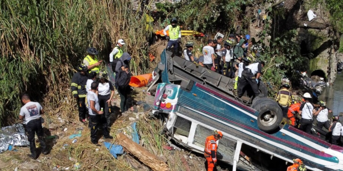 Bomberos y paramédicos laboran en las inmediaciones de un río, donde cayó un autobús.