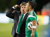 Miguel Herrera le da indicaciones a Marco Fabián durante un partido de la Selección Mexicana en el Mundial de Brasil 2014.