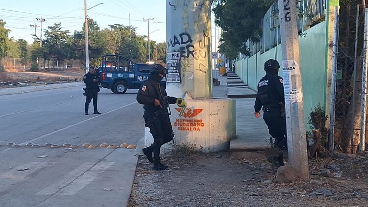 Cerca del Colegio de Bachilleres 4, en la colonia Emiliano Zapata de la ciudad de Culiacán, fue asesinado un joven de 19 años, ayer.