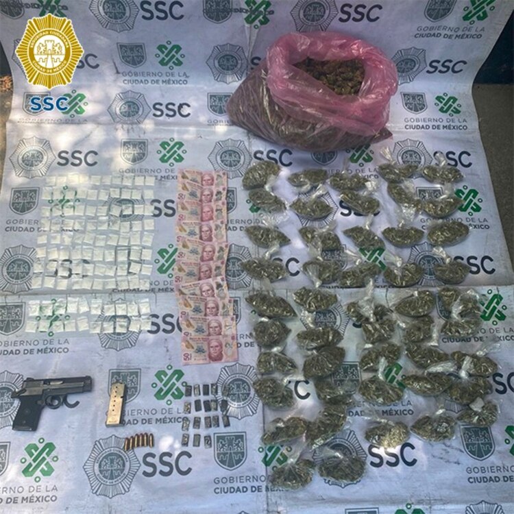 Los dos posibles implicados en el homicidio de cuatro personas, portaban un arma y presuntas drogas