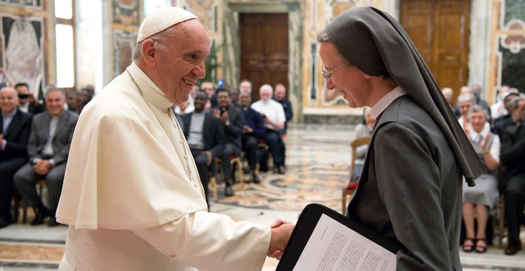 Sor Simona Brambilla y el papa