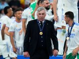 Carlo Ancelotti después de recibir su medalla de campeón de Champions League, tras la victoria del Real Madrid sobre el Liverpool en Francia.