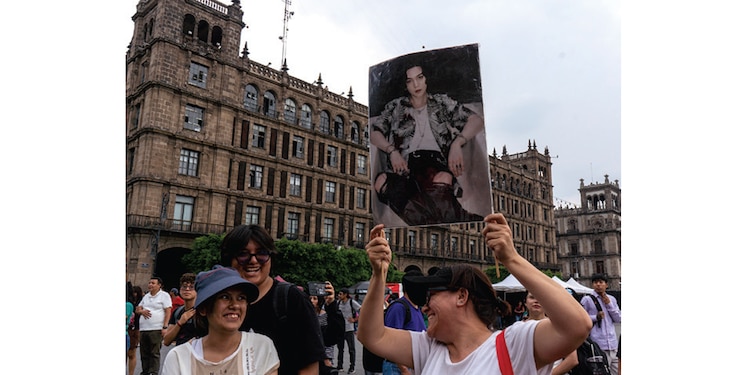 Los fanáticos llevaron carteles, afiches y fotos de sus ídolos, ayer