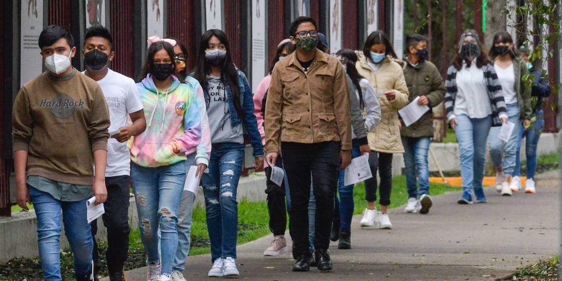 En la fotografía ilustrativa, estudiantes de bachillerato durante la pandemia por COVID-19.