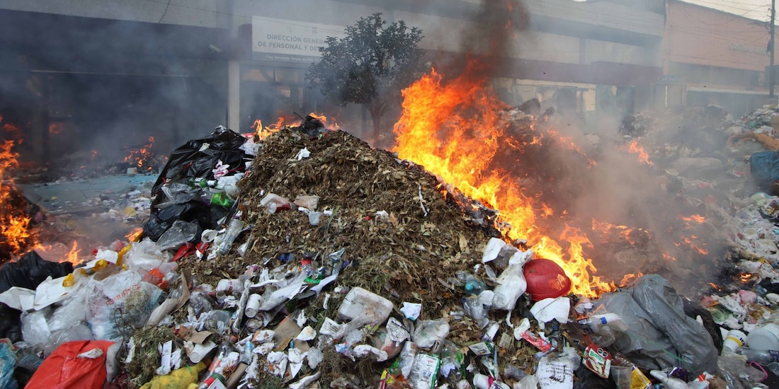 Trabajadores de limpia protestan con quema de basura en el Centro Histórico CDMX.