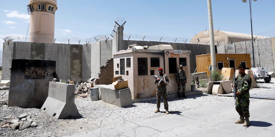 Soldados afganos montan guardia, ayer, afuera de la base de Bagram.