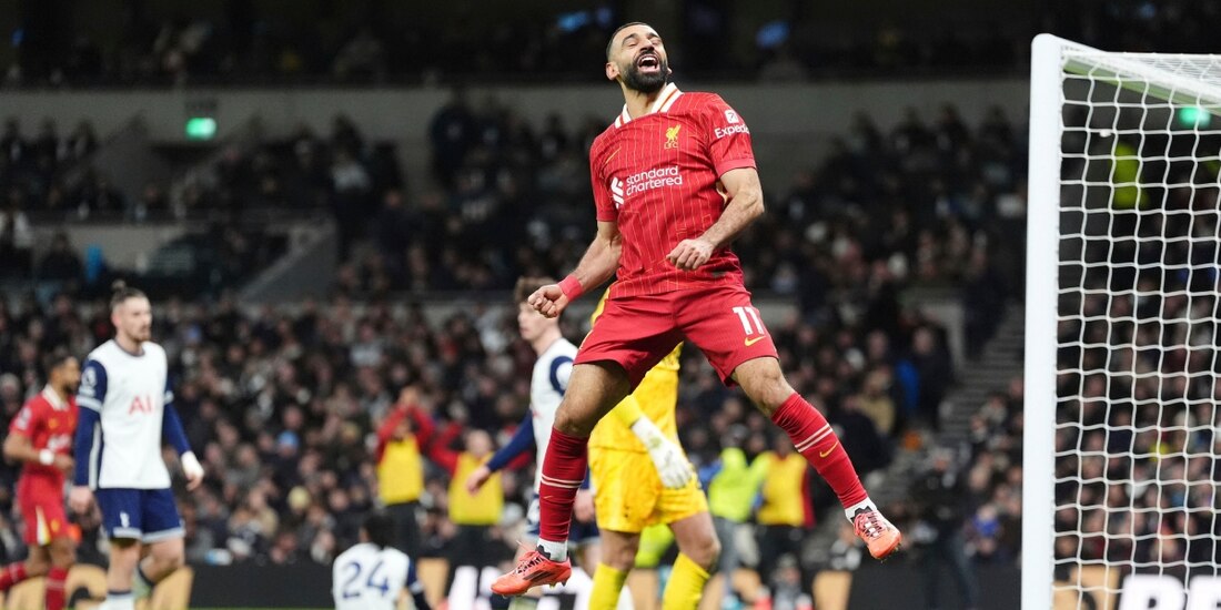 Mohamed Salah celebra uno de sus goles en el Tottenham vs Liverpool de la Premier League