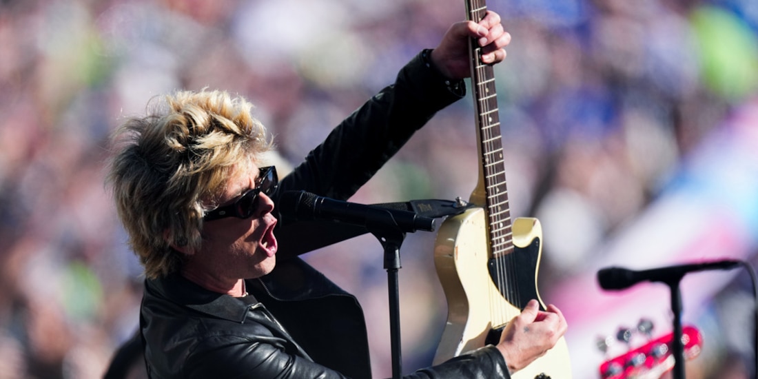 Billie Joe Armstrong en su performance en el Super Bowl 2026