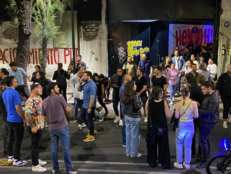 Debido aún sismo con epicentro en Matías Romero, Oaxaca se activó la alerta sísmica en la capital del país.
FOTO: ROGELIO MORALES /CUARTOSCURO.COM