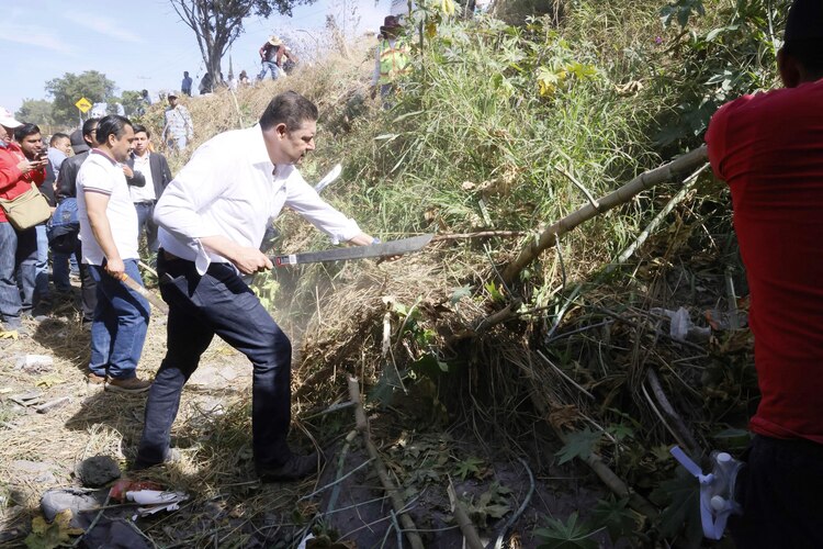 Gobernador Alejandro Armenta participa en la quinta faena comunitaria en Tehuacán.