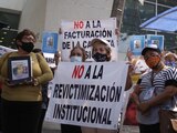 Familiares de desaparecidos protestaron, ayer, afuera de las instalaciones de la CEAV.